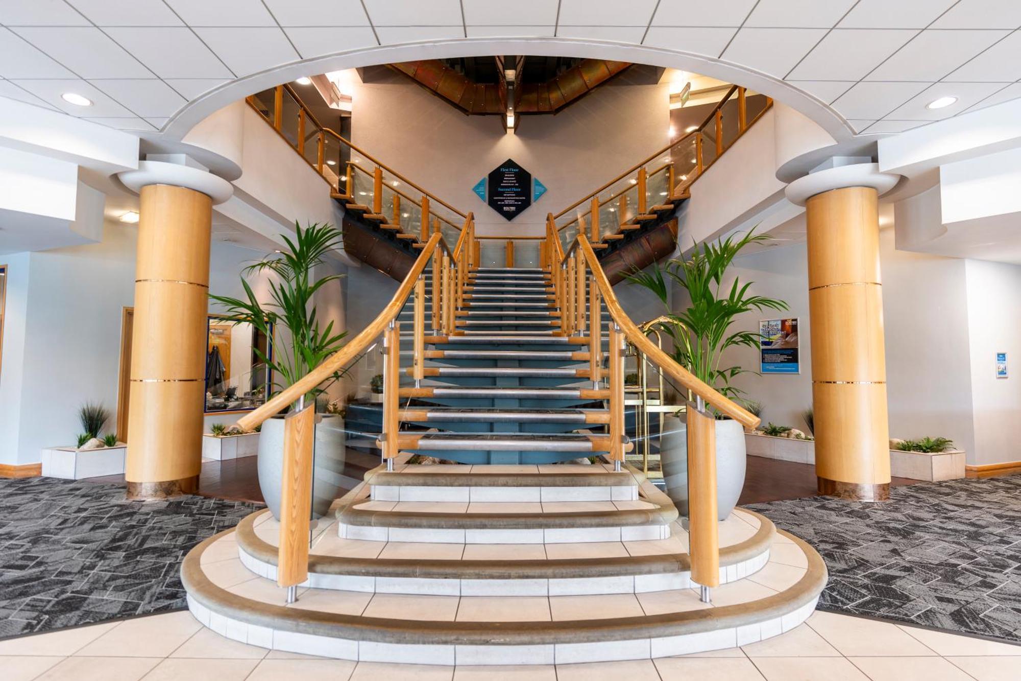The Bolton Stadium Hotel, A Member Of Radisson Individuals Exteriör bild