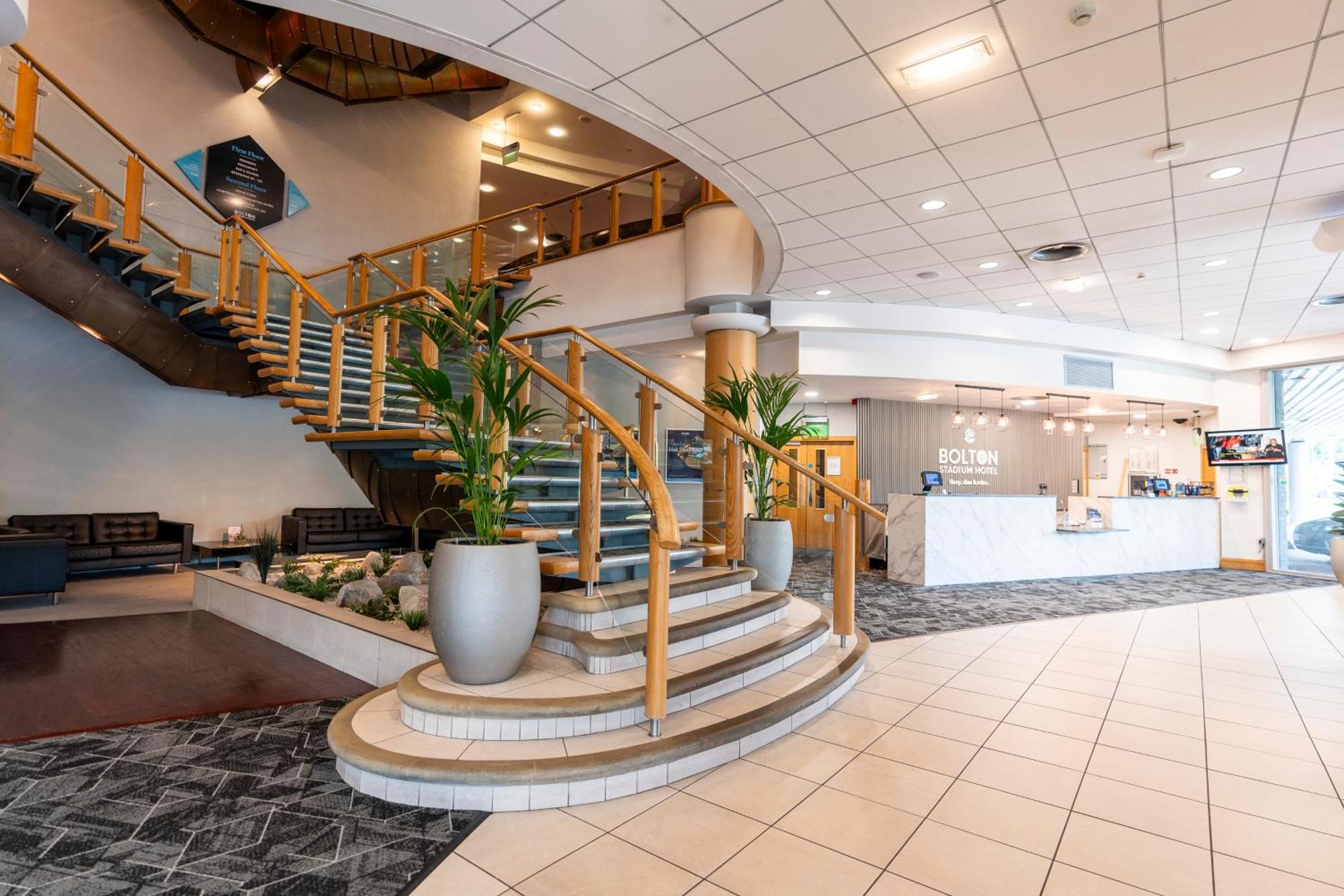 The Bolton Stadium Hotel, A Member Of Radisson Individuals Exteriör bild