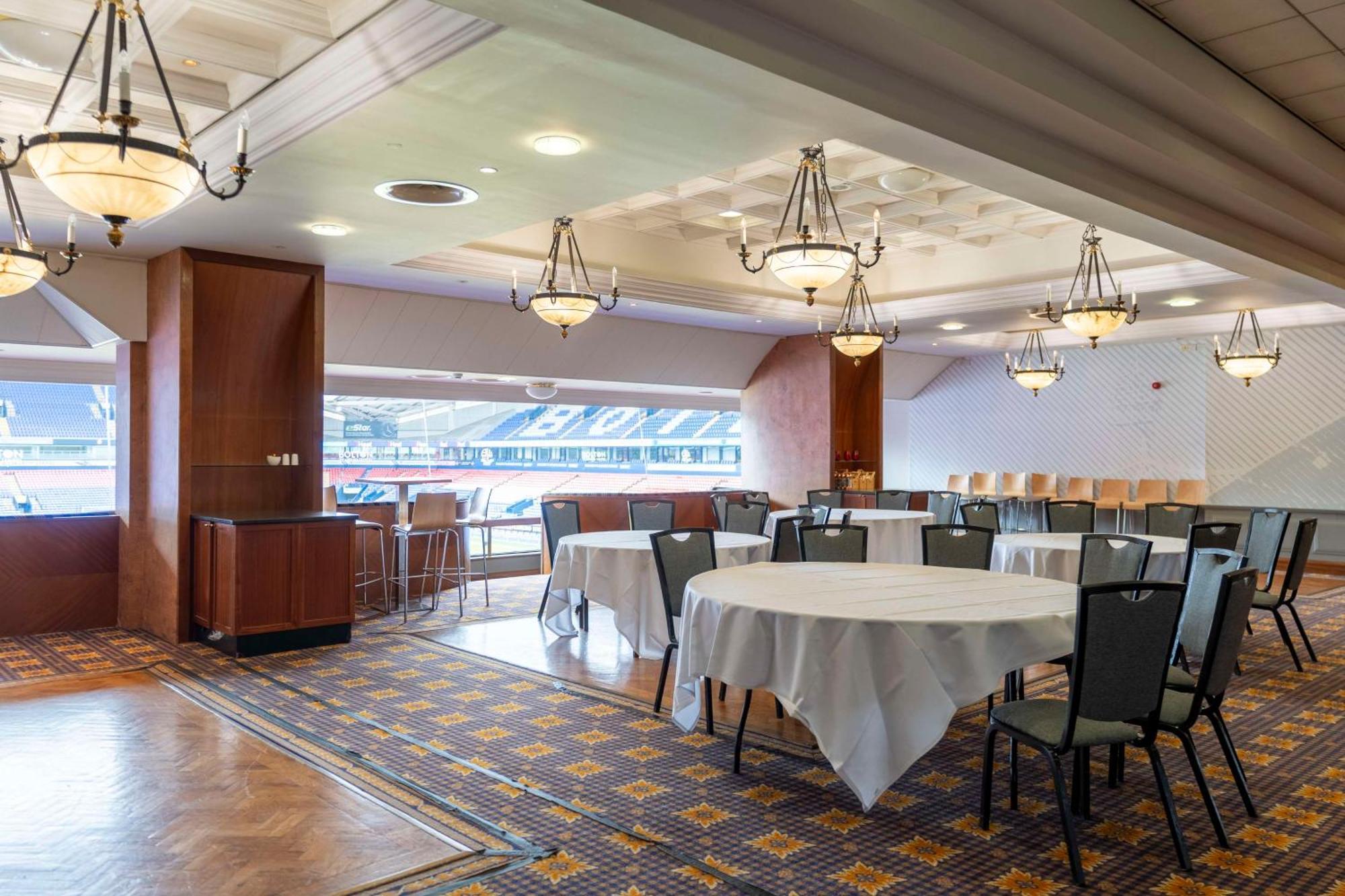 The Bolton Stadium Hotel, A Member Of Radisson Individuals Exteriör bild