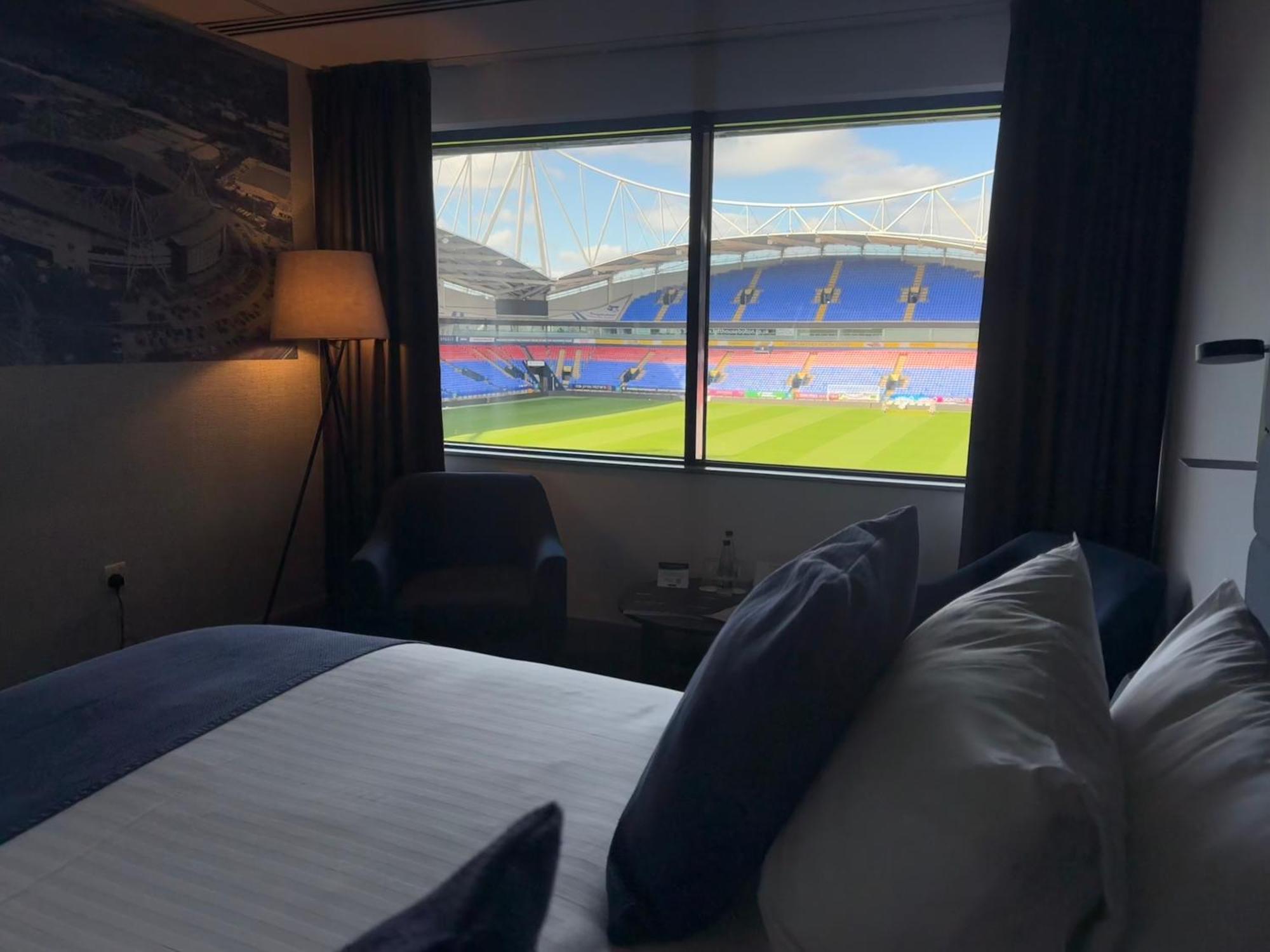 The Bolton Stadium Hotel, A Member Of Radisson Individuals Exteriör bild