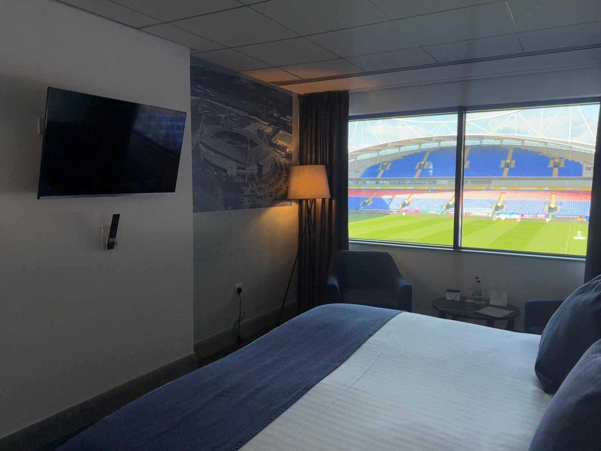 The Bolton Stadium Hotel, A Member Of Radisson Individuals Exteriör bild