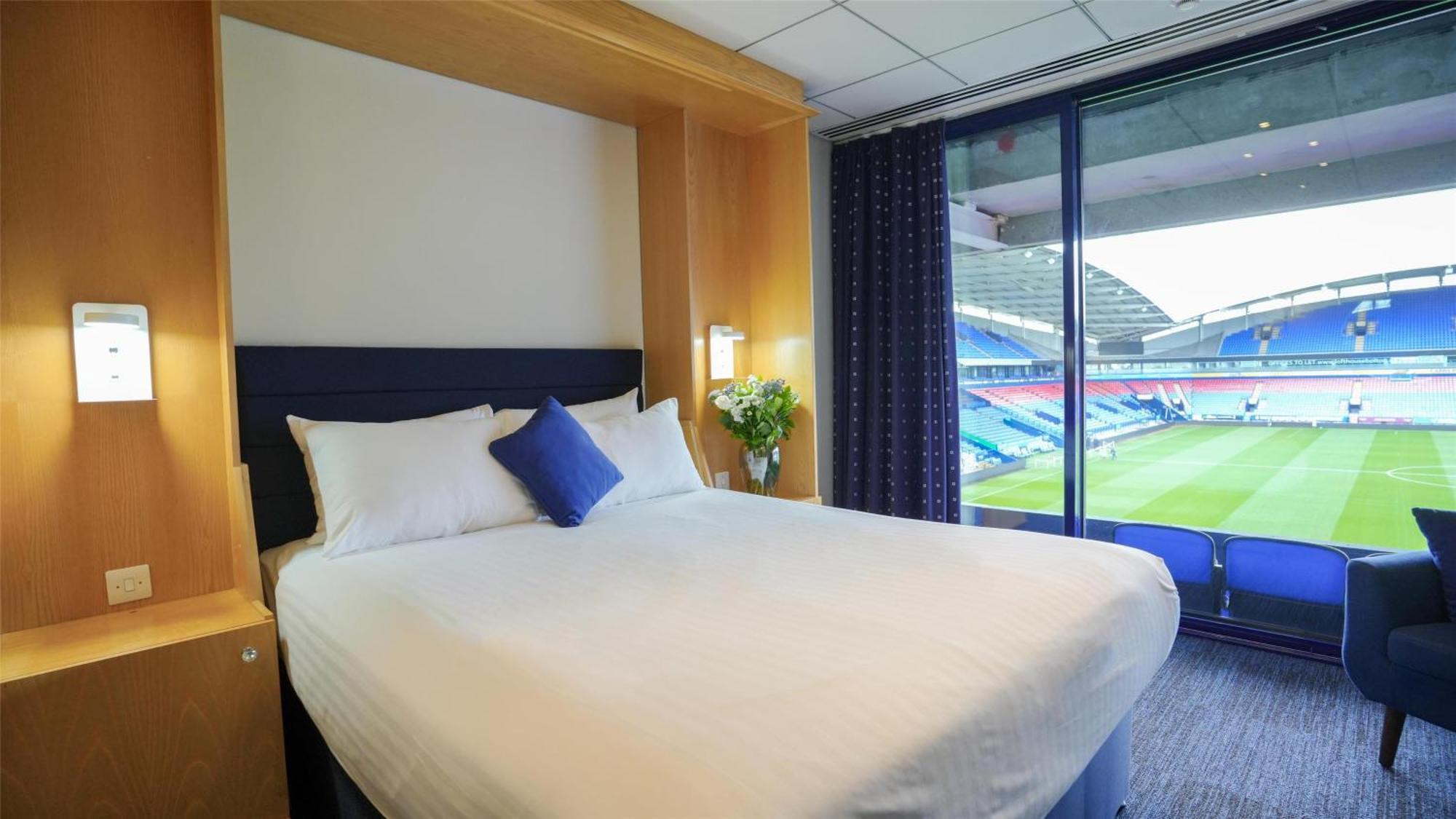 The Bolton Stadium Hotel, A Member Of Radisson Individuals Exteriör bild