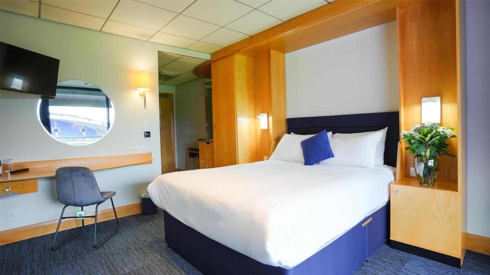 The Bolton Stadium Hotel, A Member Of Radisson Individuals Exteriör bild