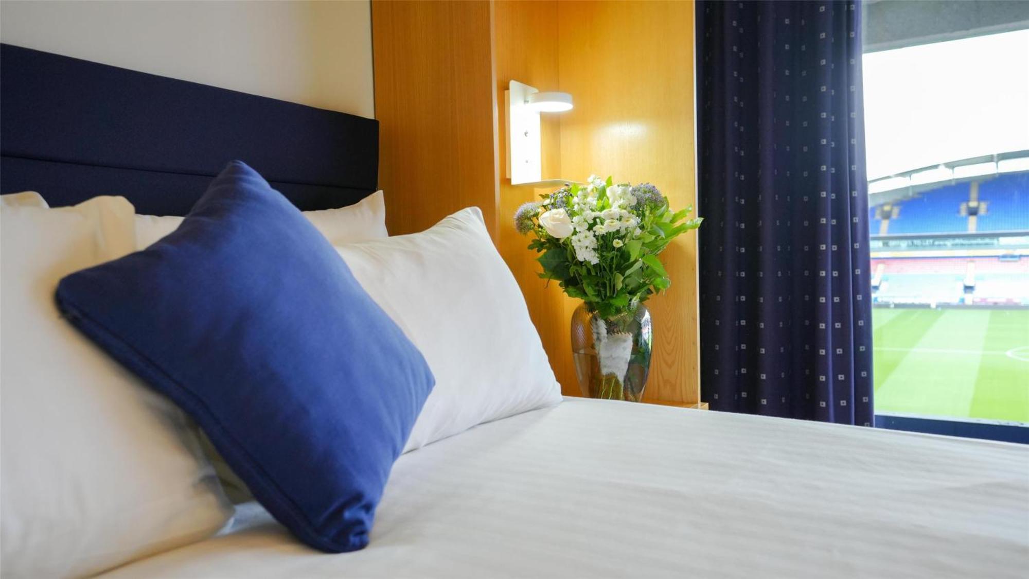 The Bolton Stadium Hotel, A Member Of Radisson Individuals Exteriör bild